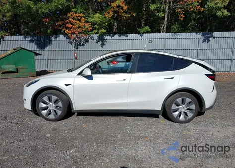 2024 Tesla Model Y Long Range Dual Motor All-Wheel Drive z USA, uszkodzony, nr VIN 7SAYGDEE3RF007794